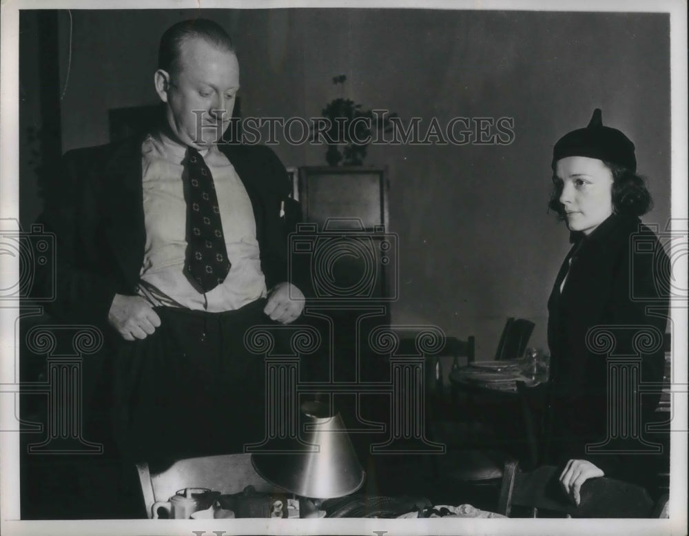 1938 Press Photo Man holds trousers up &amp; needs suspenders - nec72749