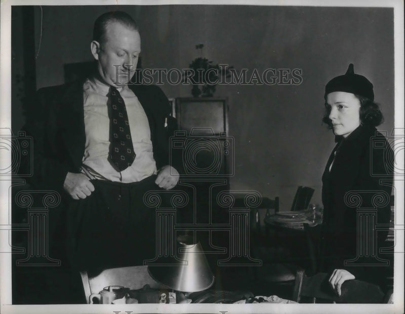 Load image into Gallery viewer, 1938 Press Photo Man holds trousers up &amp; needs suspenders - nec72749
