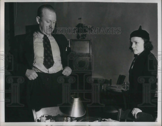 1938 Press Photo Man holds trousers up & needs suspenders - nec72749