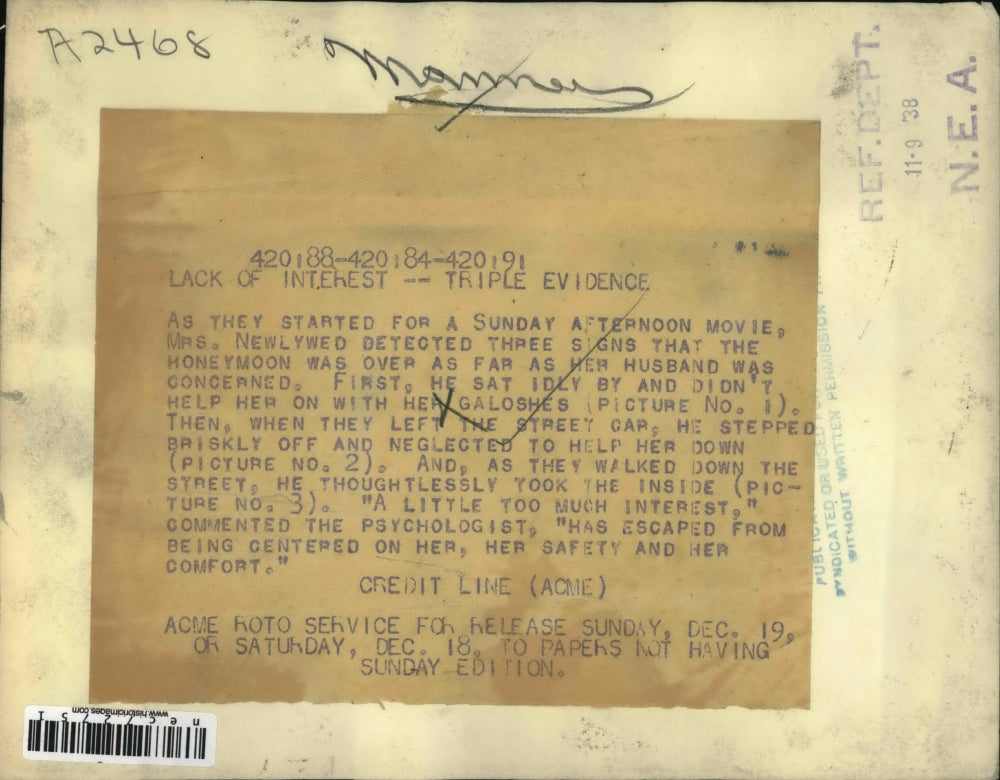 1938 Press Photo Man & woman as he doesn't help with rain gear - nec72751