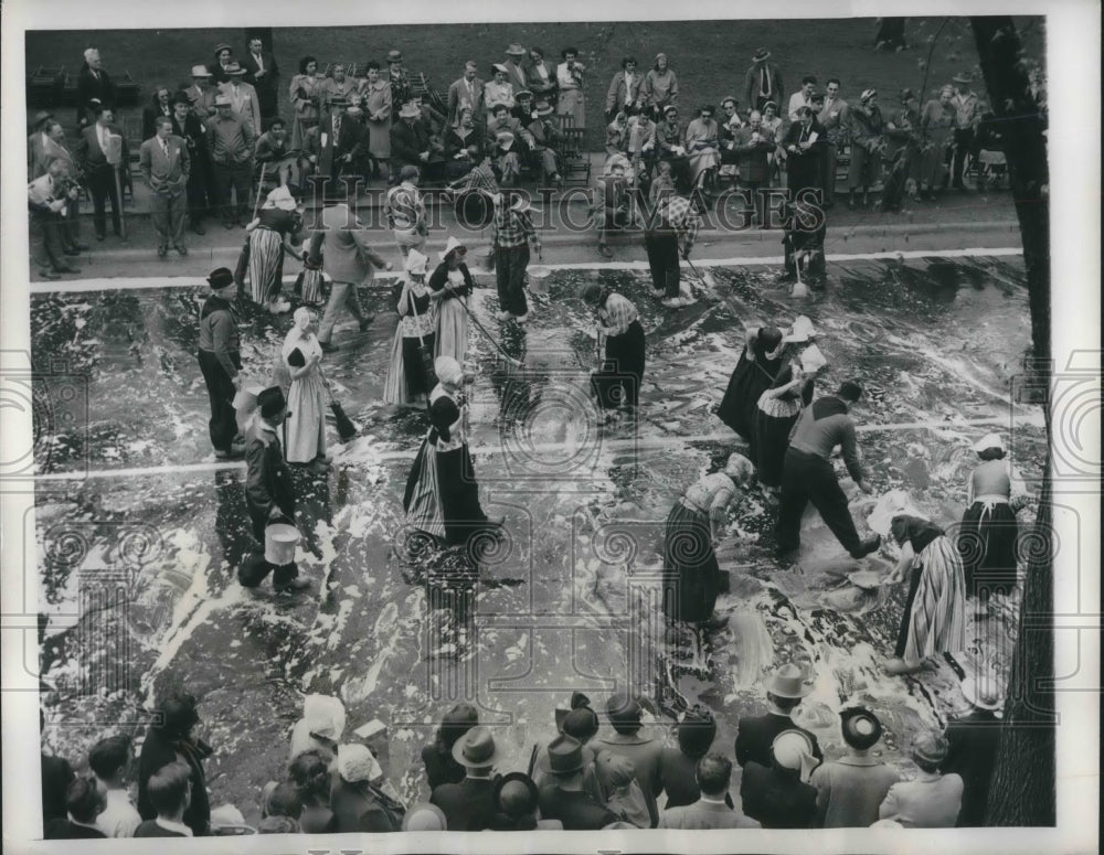 1950 Press Photo Streets of Holland Mich scrubbed for Tulip Time parade