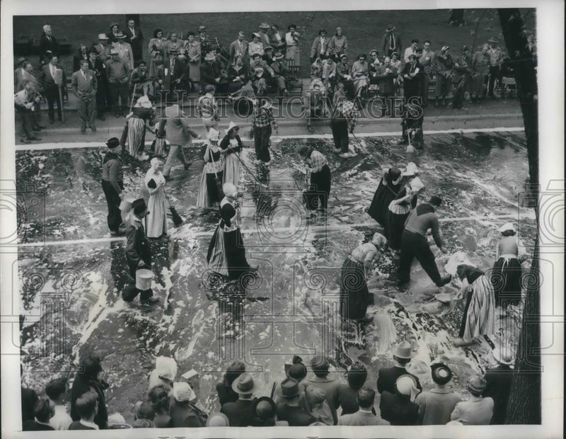 Load image into Gallery viewer, 1950 Press Photo Streets of Holland Mich scrubbed for Tulip Time parade
