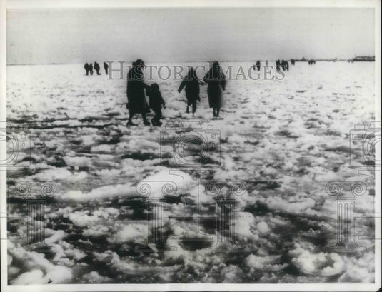 1963 Press Photo family taking a walk in the frozen Baltic Sea, Kiel, W. Germany