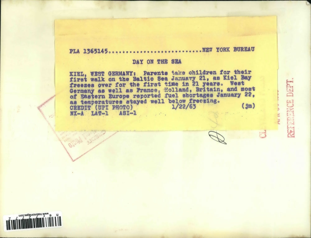 1963 Press Photo family taking a walk in the frozen Baltic Sea, Kiel, W. Germany