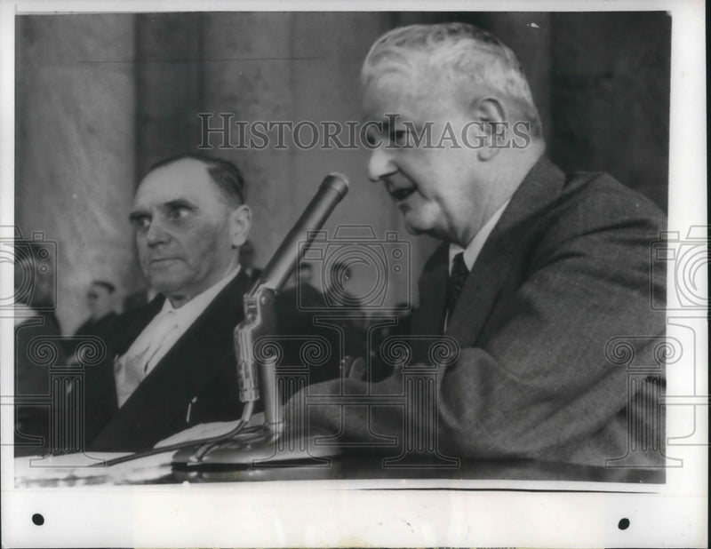 Load image into Gallery viewer, 1959 Press Photo Wash DC Vilius Neimantus &amp; Leo Mamaskiewics at Senate Rackets
