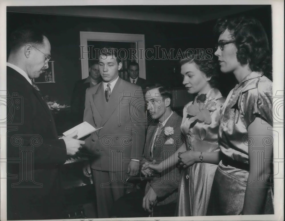 1952 Press Photo Hillside, Ill W II vet Charles Hinderlitor weds Nancy Santarann