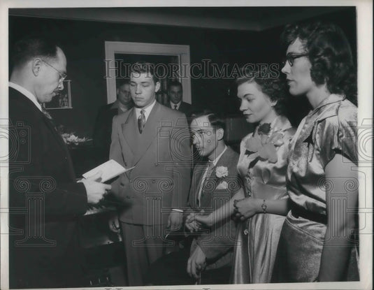 1952 Press Photo Hillside, Ill W II vet Charles Hinderlitor weds Nancy Santarann