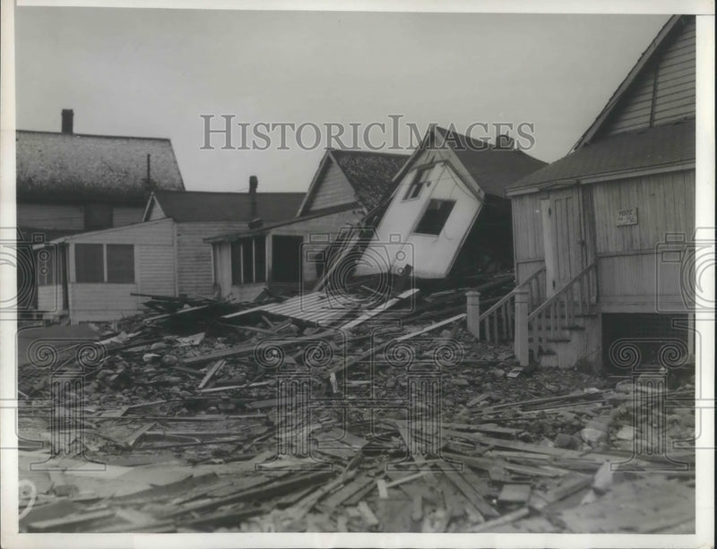 Load image into Gallery viewer, 1933 Press Photo Point Beachmont, Mass destruction from a storm - nec72891
