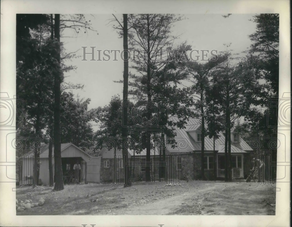1934 Press Photo Al Nesenolm's home in the woods