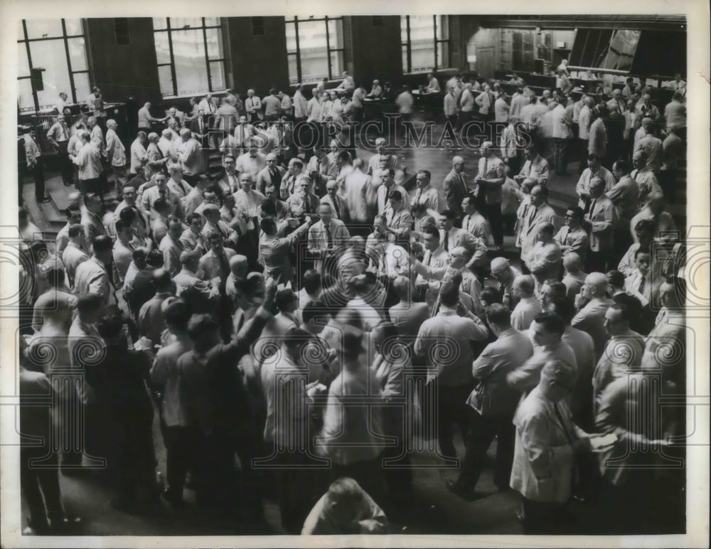 1960 Press Photo Chicago, Ill Board of Trade Exchange Hall brokers