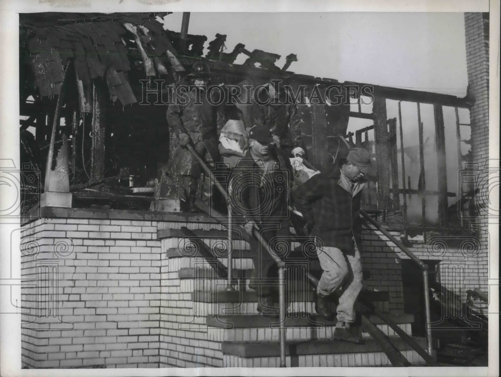 1946 Press Photo Cleveland, Ohio Jennings Hall Home for aged, firemen with vics