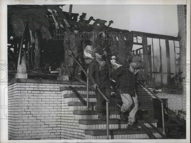 Load image into Gallery viewer, 1946 Press Photo Cleveland, Ohio Jennings Hall Home for aged, firemen with vics
