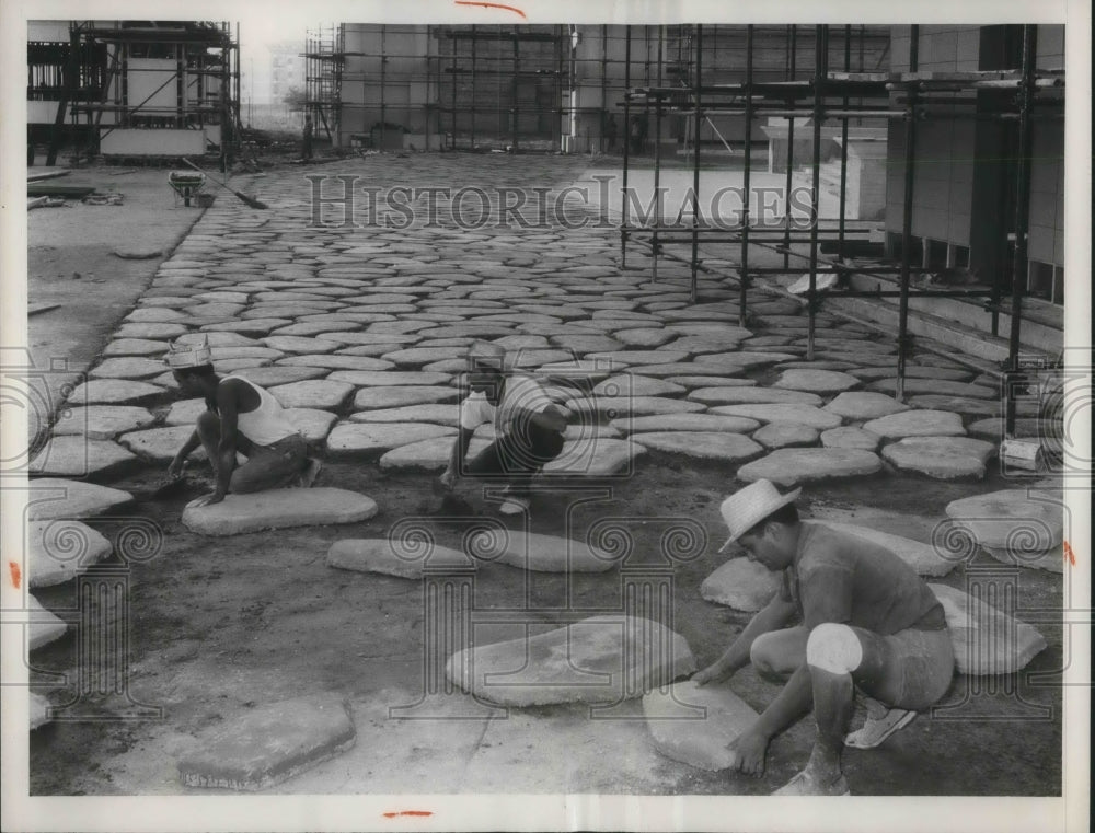 1961 Press Photo Rome, Italy workmen with cobblestones for rd for a movie- Historic Images