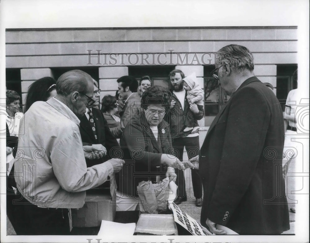 Press Photo Rita Mihal sells impeach Bethsti buttons in Cleveland - nec73033