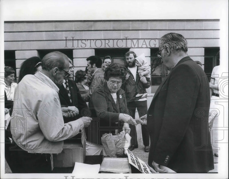 Load image into Gallery viewer, Press Photo Rita Mihal sells impeach Bethsti buttons in Cleveland - nec73033

