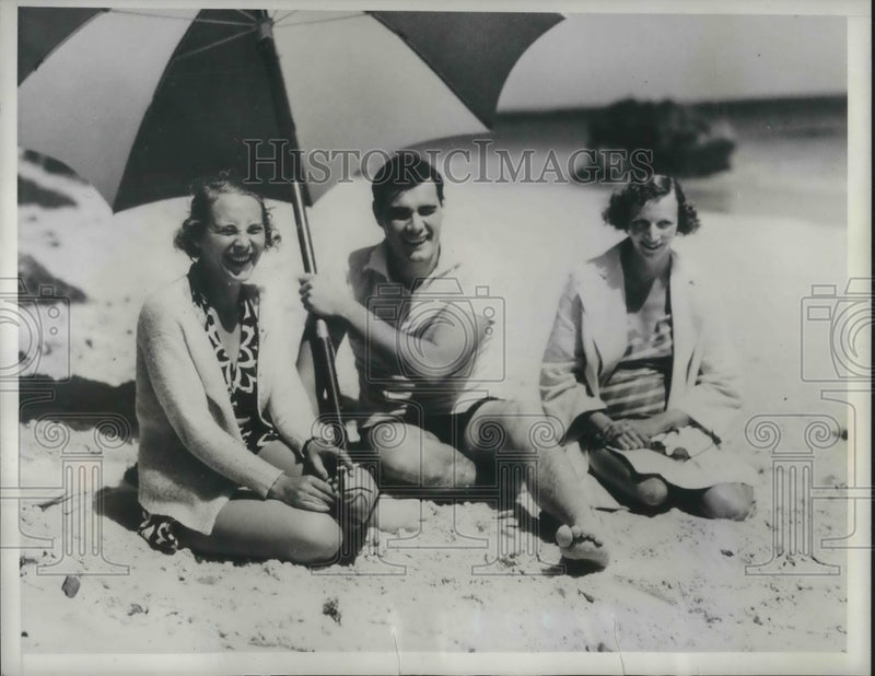 Load image into Gallery viewer, 1935 Press Photo Mrs Geo Morrell, Dr &amp; Mrs Sydney Wand vacation in Bermuda
