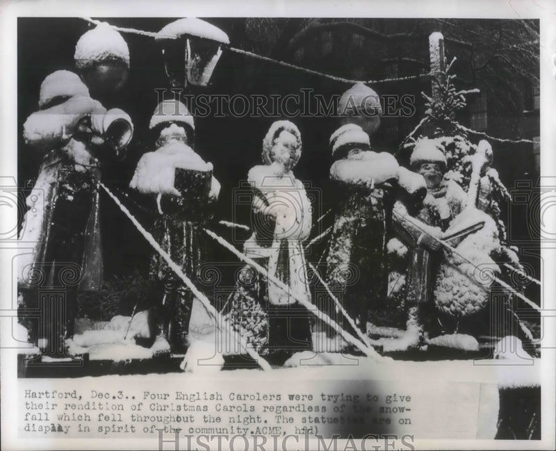 Load image into Gallery viewer, 1949 Press Photo Hartford, English carolers in the snowfall
