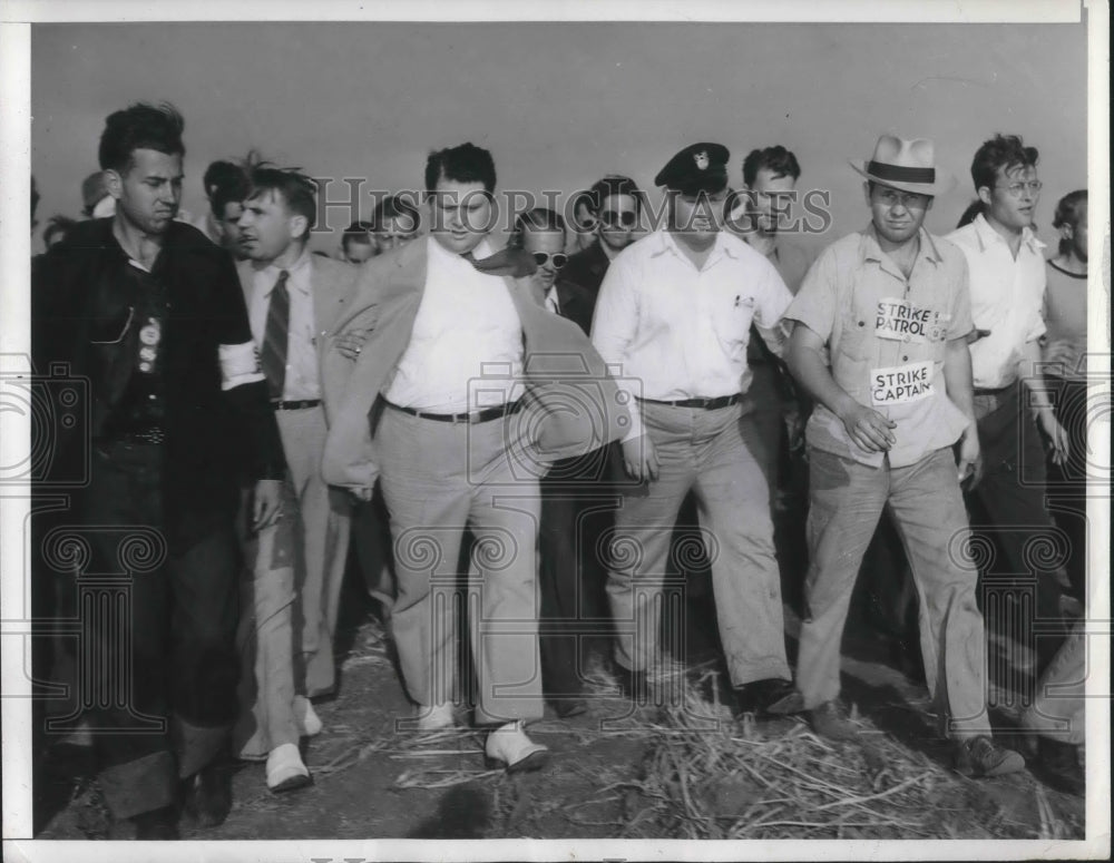 1941 Press Photo Inglewood, Cal R Frankensteen & strikers at N American Aviation