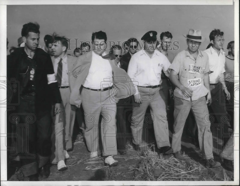 Load image into Gallery viewer, 1941 Press Photo Inglewood, Cal R Frankensteen &amp; strikers at N American Aviation
