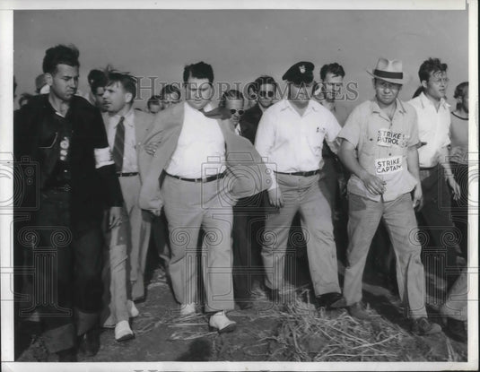 1941 Press Photo Inglewood, Cal R Frankensteen & strikers at N American Aviation