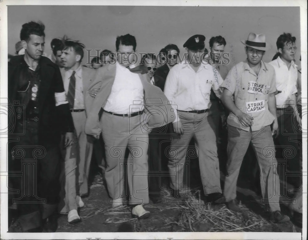 1941 Press Photo CIO R Frankelsteen & strikers, N Amer. Aviation INc- Historic Images