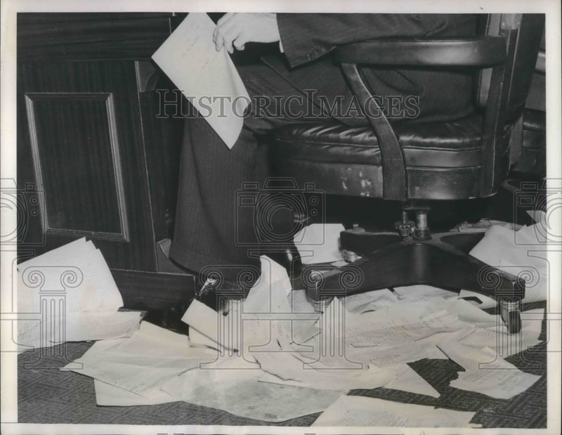 Load image into Gallery viewer, 1940 Press Photo Albany, NY law maker as legislature adjourns session
