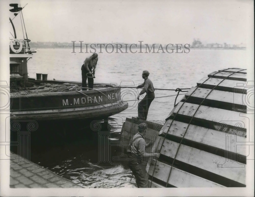 1937 Press Photo Crew of M Moran as they towed a tank - nec73108