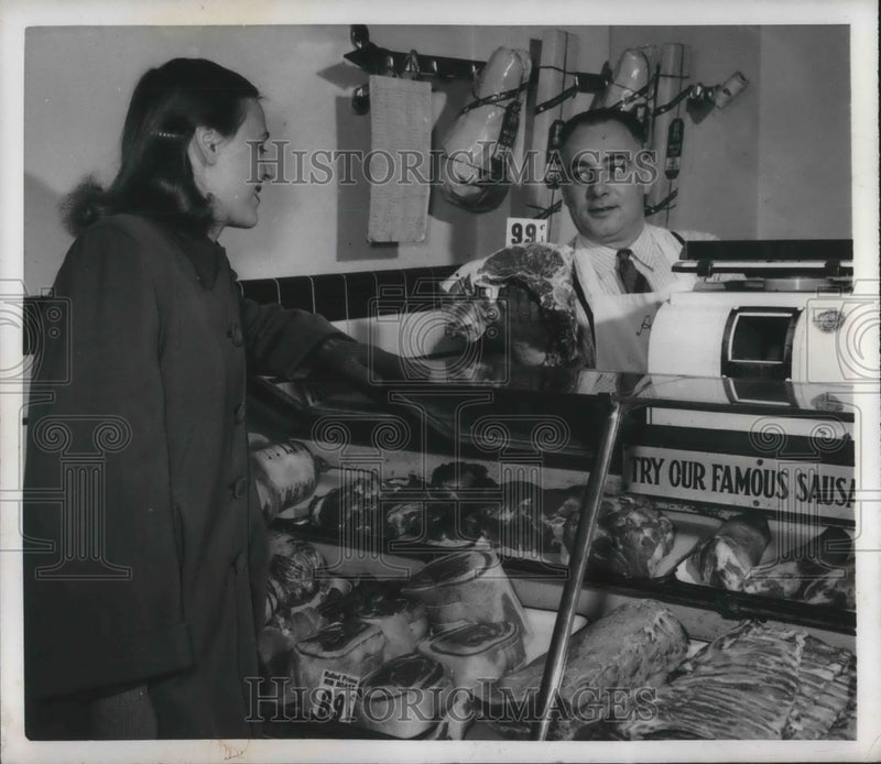 Load image into Gallery viewer, 1951 Press Photo Windsor, Canada Detroit hosewives at meat market, Harry Kelly
