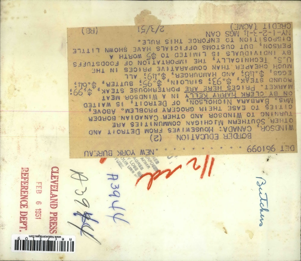 1951 Press Photo Windsor, Canada Detroit hosewives at meat market, Harry Kelly