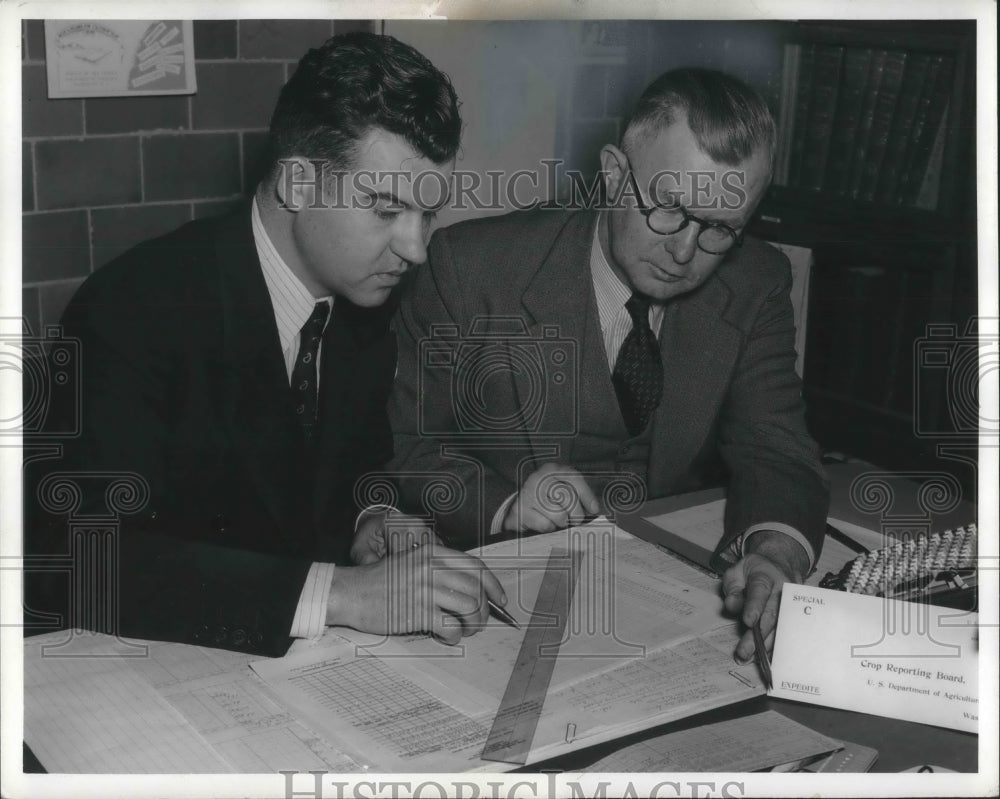 1940 Press Photo USDA Service CE Burkhead & Paul Warner, statisticians
