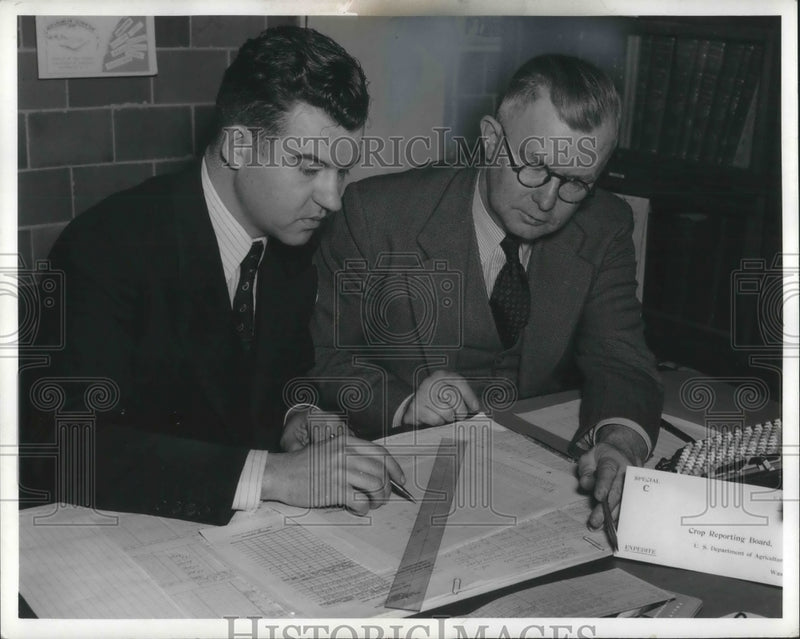 Load image into Gallery viewer, 1940 Press Photo USDA Service CE Burkhead &amp; Paul Warner, statisticians
