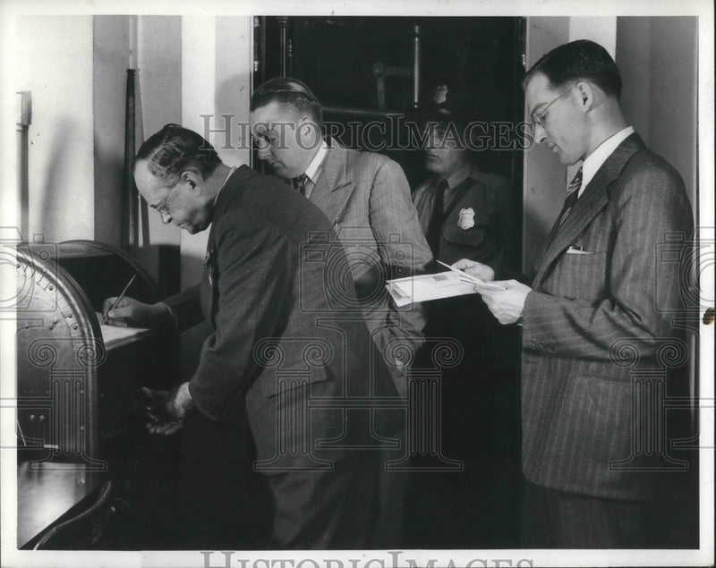 Load image into Gallery viewer, 1940 Press Photo USDA Crop Reporting Board in DC
