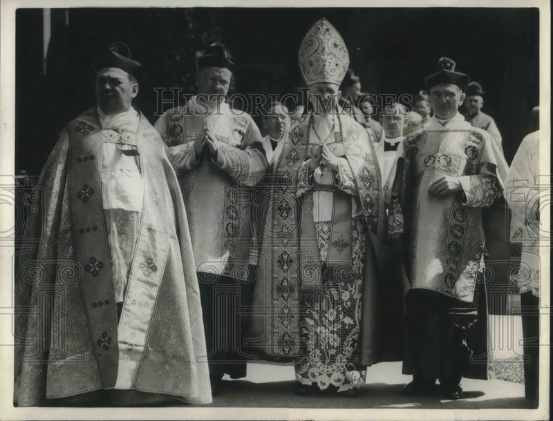 Load image into Gallery viewer, 1937 Press Photo Msgr. John Doyle, Msgr. John Miles, Archbishop Edward Mooney
