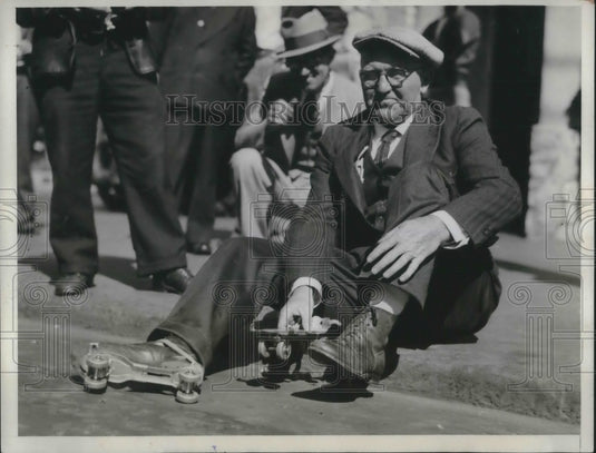 1934 Press Photo John Mooney, Municipal Railway Conductor Wears Roller Skates- Historic Images