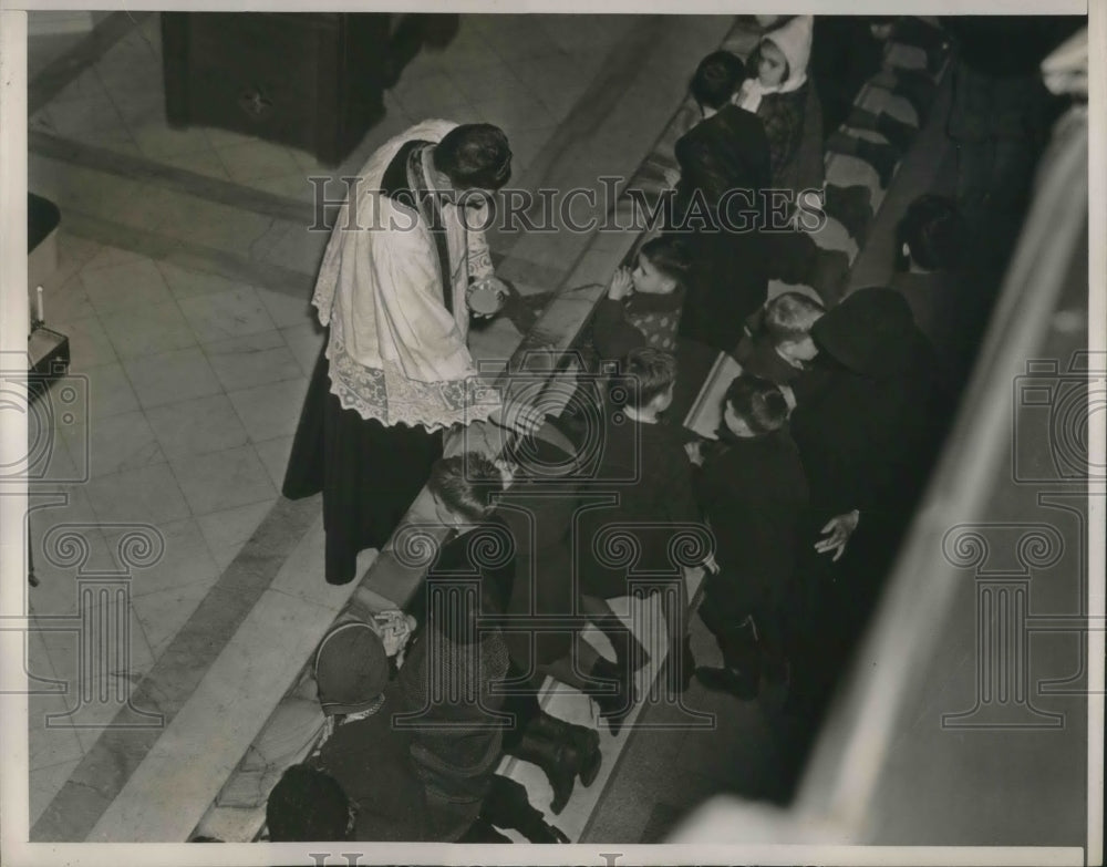 1939 Press Photo Father Charles Brady Puts Ashes on Forehead at St. Agnes Church