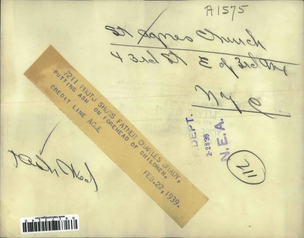 1939 Press Photo Father Charles Brady Puts Ashes on Forehead at St. Agnes Church