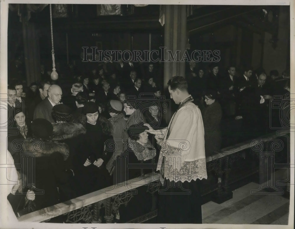 1939 Press Photo Father Charles Brady Puts Ashes On Lady at St. Agnes Church