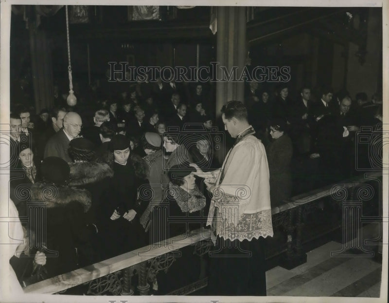 Load image into Gallery viewer, 1939 Press Photo Father Charles Brady Puts Ashes On Lady at St. Agnes Church
