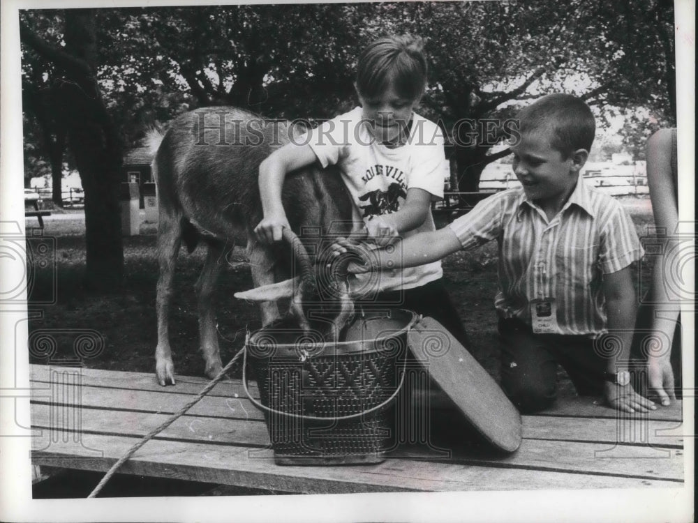 Press Photo Eric Zaher & Charlie Fairhurst with a goat
