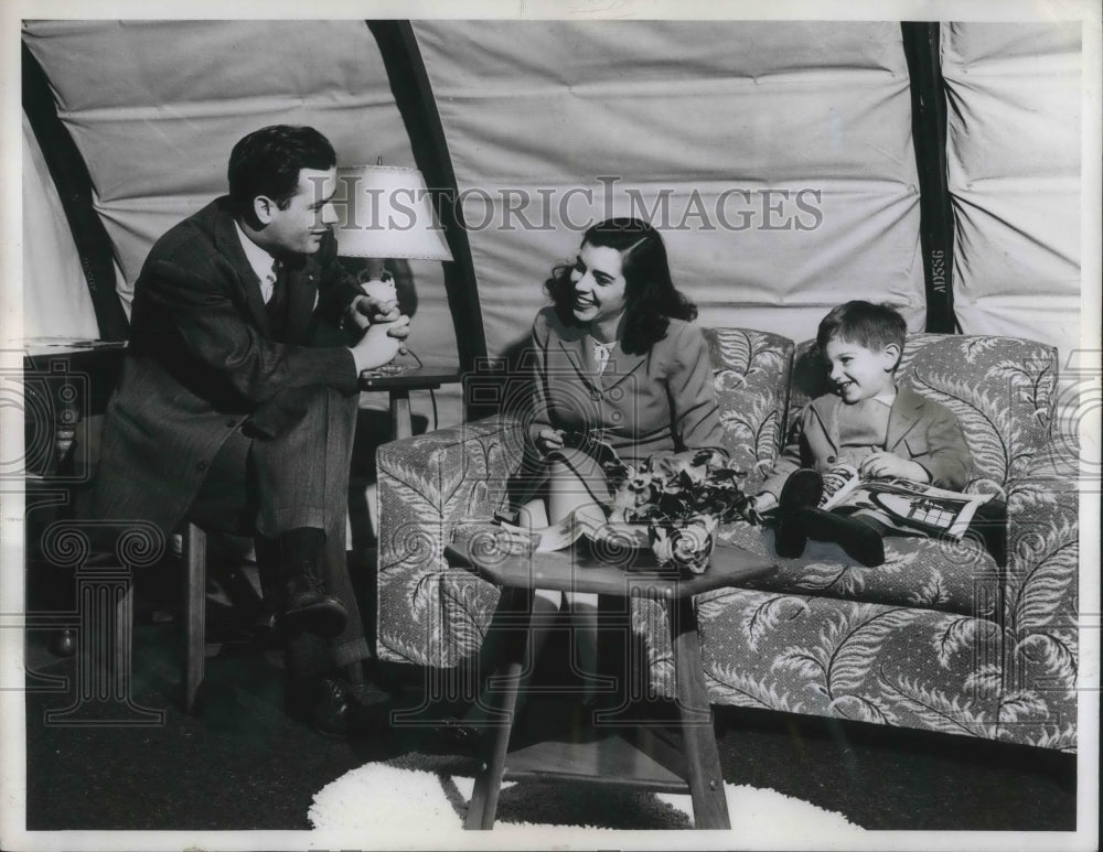 1946 Press Photo Glass house & family in living room area
