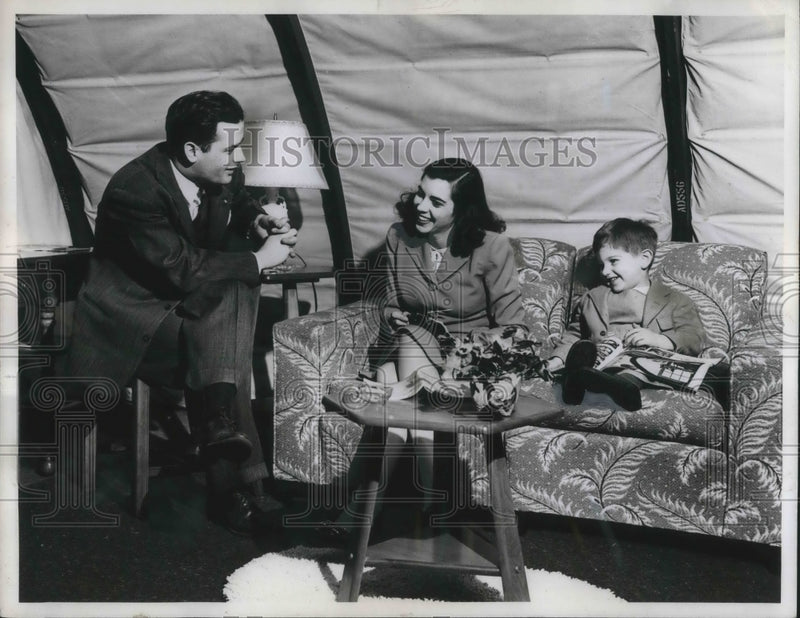 Load image into Gallery viewer, 1946 Press Photo Glass house &amp; family in living room area
