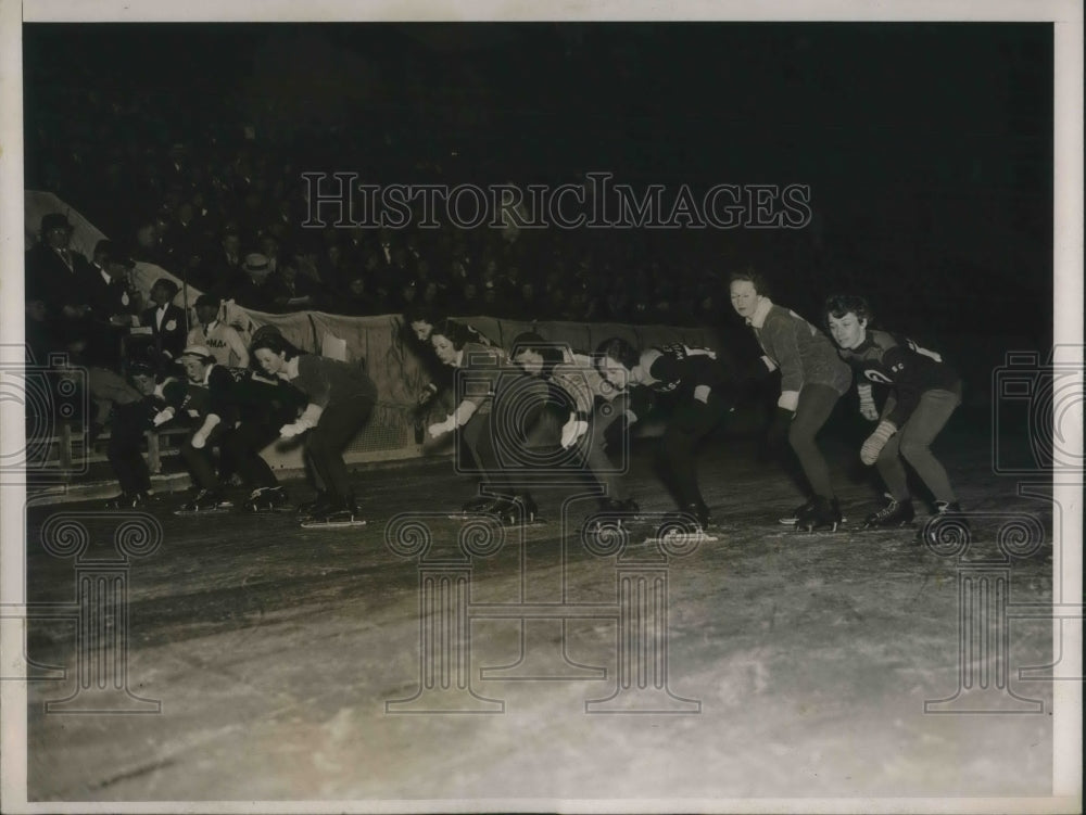 1936 Press Photo Girls lined up fro start of skating race
