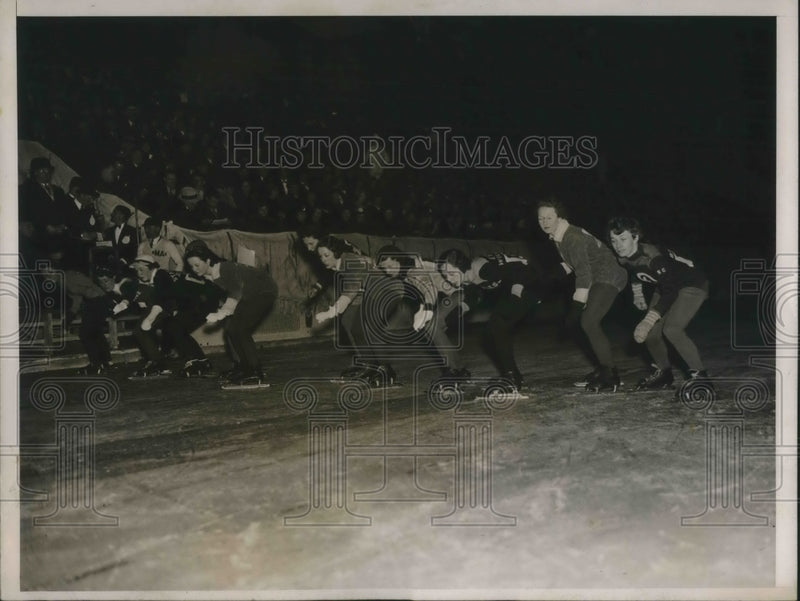 Load image into Gallery viewer, 1936 Press Photo Girls lined up fro start of skating race
