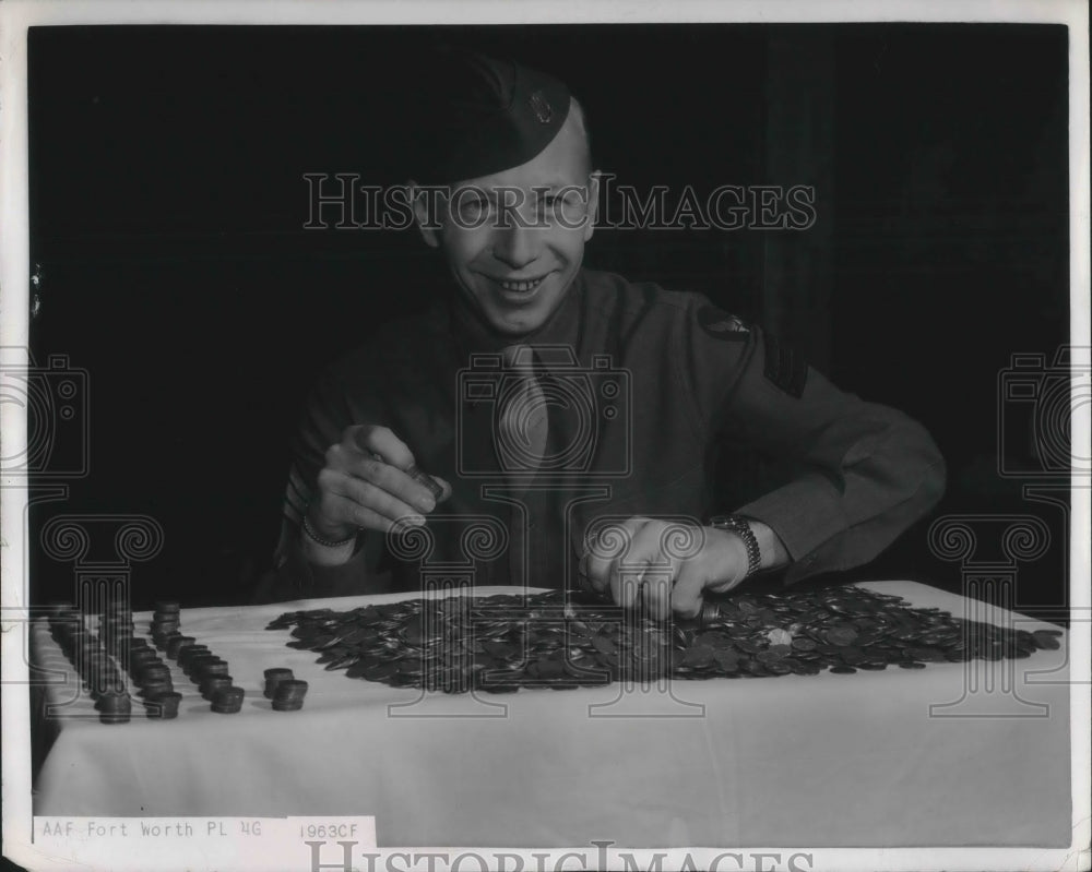 1944 Press Photo Ft Worth, Tex. Sgt Frank P Smarzik & pennies hes been saving