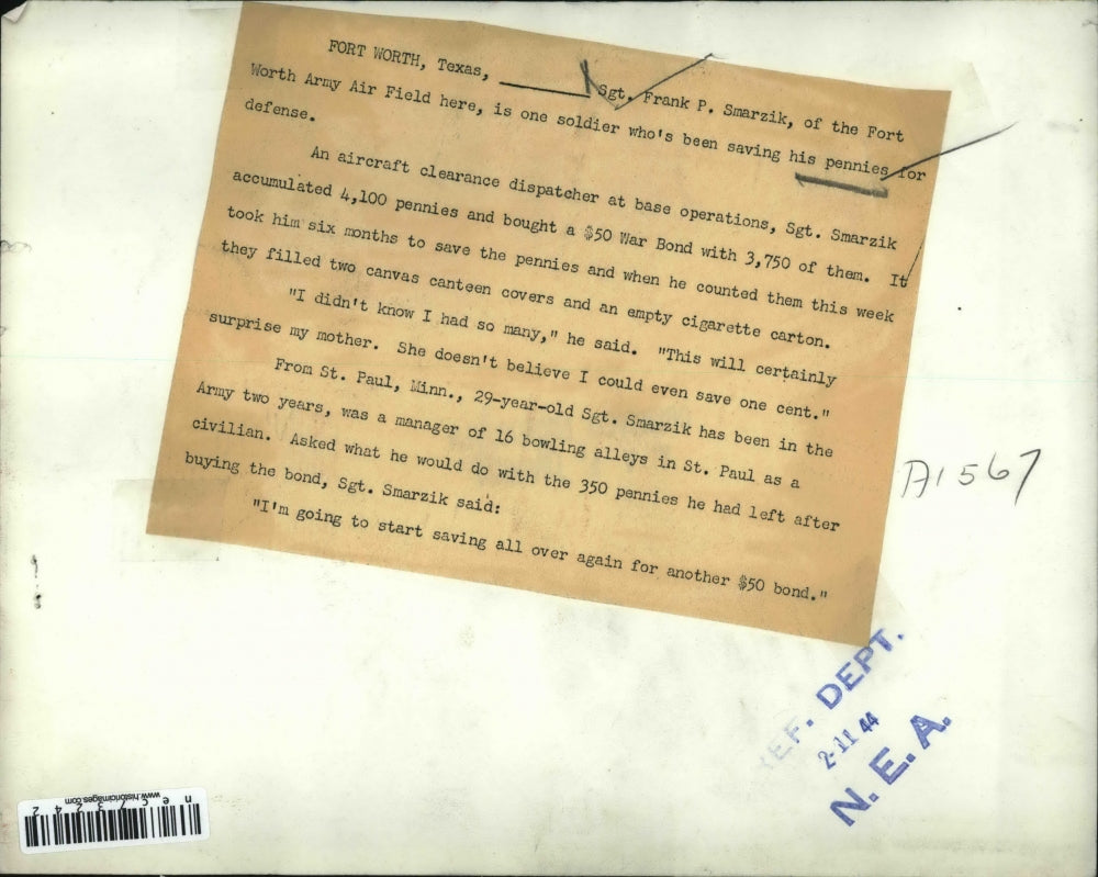 1944 Press Photo Ft Worth, Tex. Sgt Frank P Smarzik & pennies hes been saving