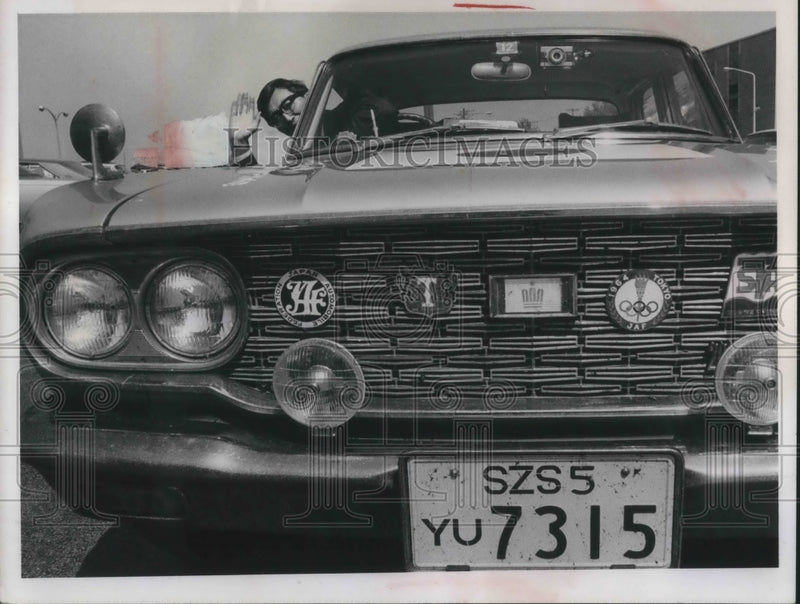Load image into Gallery viewer, 1966 Press Photo Yoshitada Ohishi, Japanese visitor in his rt hand drive auto
