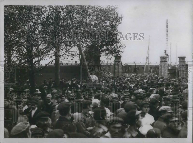 Load image into Gallery viewer, 1930 Press Photo Crowd of workers at Vlassouka, Schachty in Don Basin
