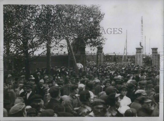 1930 Press Photo Crowd of workers at Vlassouka, Schachty in Don Basin