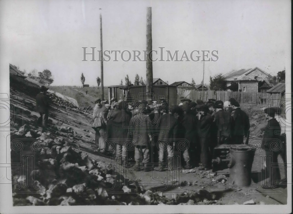 1930 Press Photo Shachty district of Russia, coke oven workers at mine