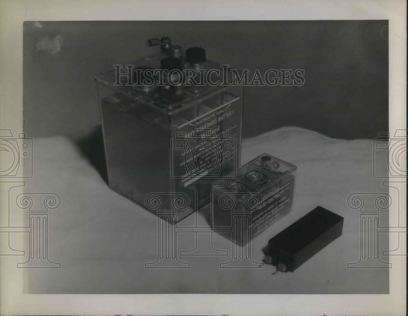 Load image into Gallery viewer, 1934 Press Photo Willard storage batteries on display
